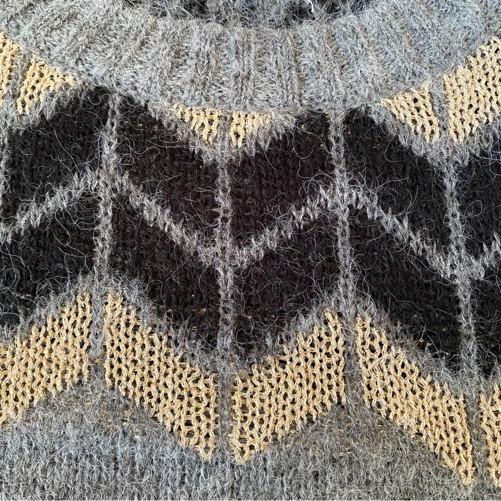 ❄️ CULTURE GREY BLACK GOLD CHEVRON LOOSE FIT KNIT SWEATER!